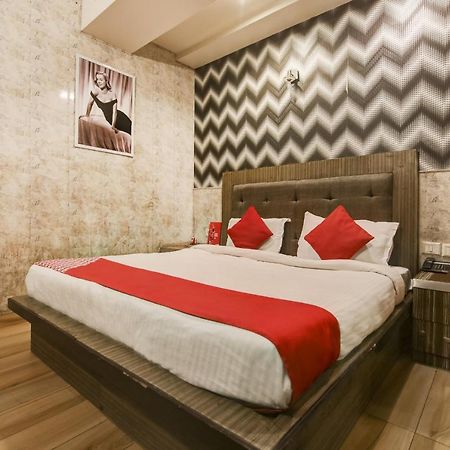 Collection O 76248 Hotel D Crown Нью-Дели Экстерьер фото